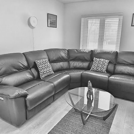 2 Bed City Centre Apt, Free Parking - Albert Clock, Customs House ベルファスト エクステリア 写真