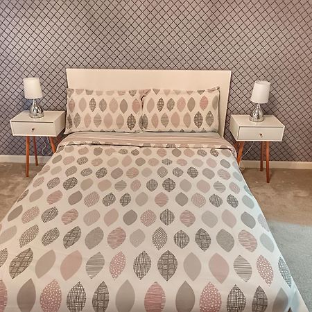 2 Bed City Centre Apt, Free Parking - Albert Clock, Customs House ベルファスト エクステリア 写真
