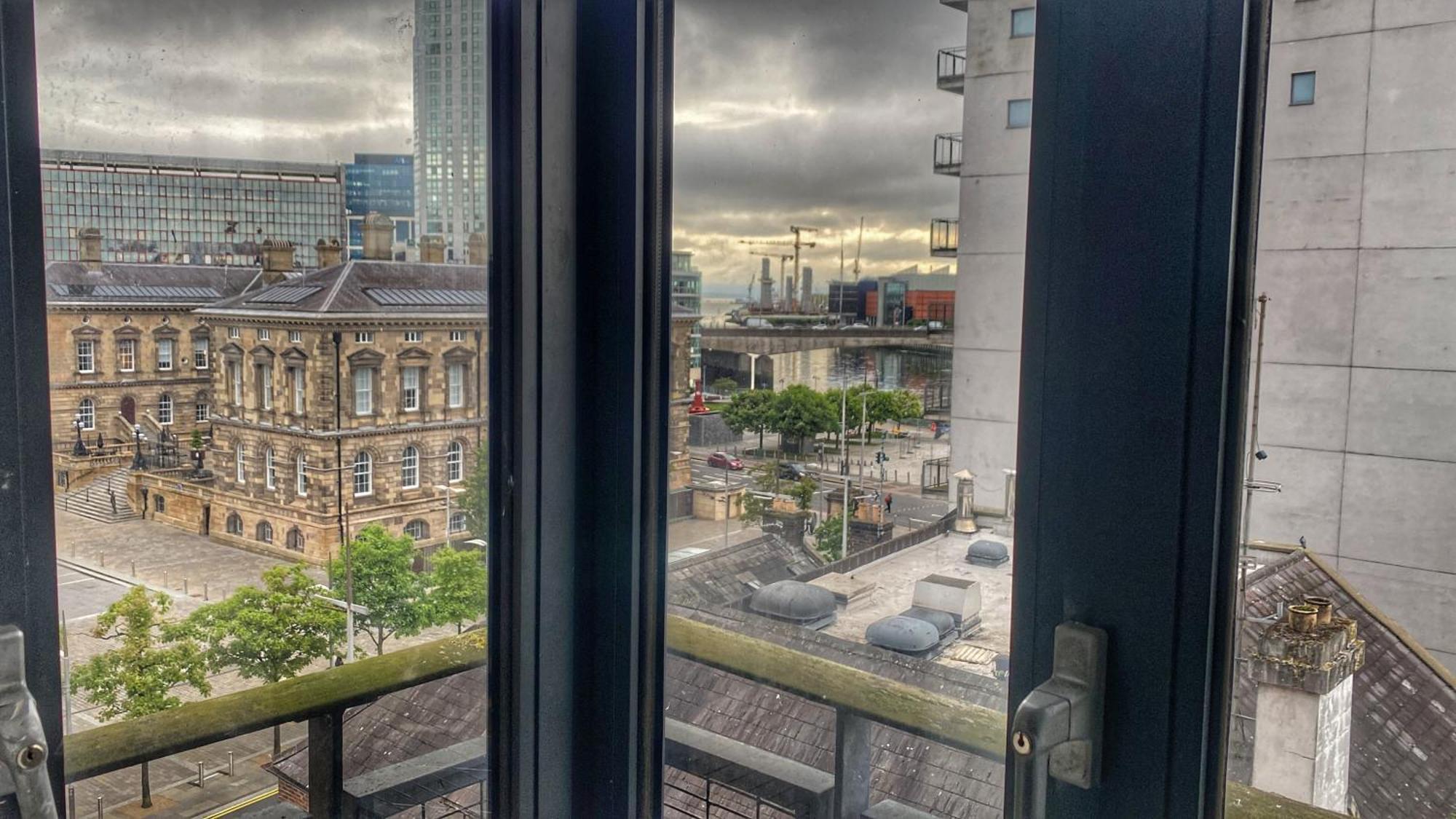 2 Bed City Centre Apt, Free Parking - Albert Clock, Customs House ベルファスト エクステリア 写真