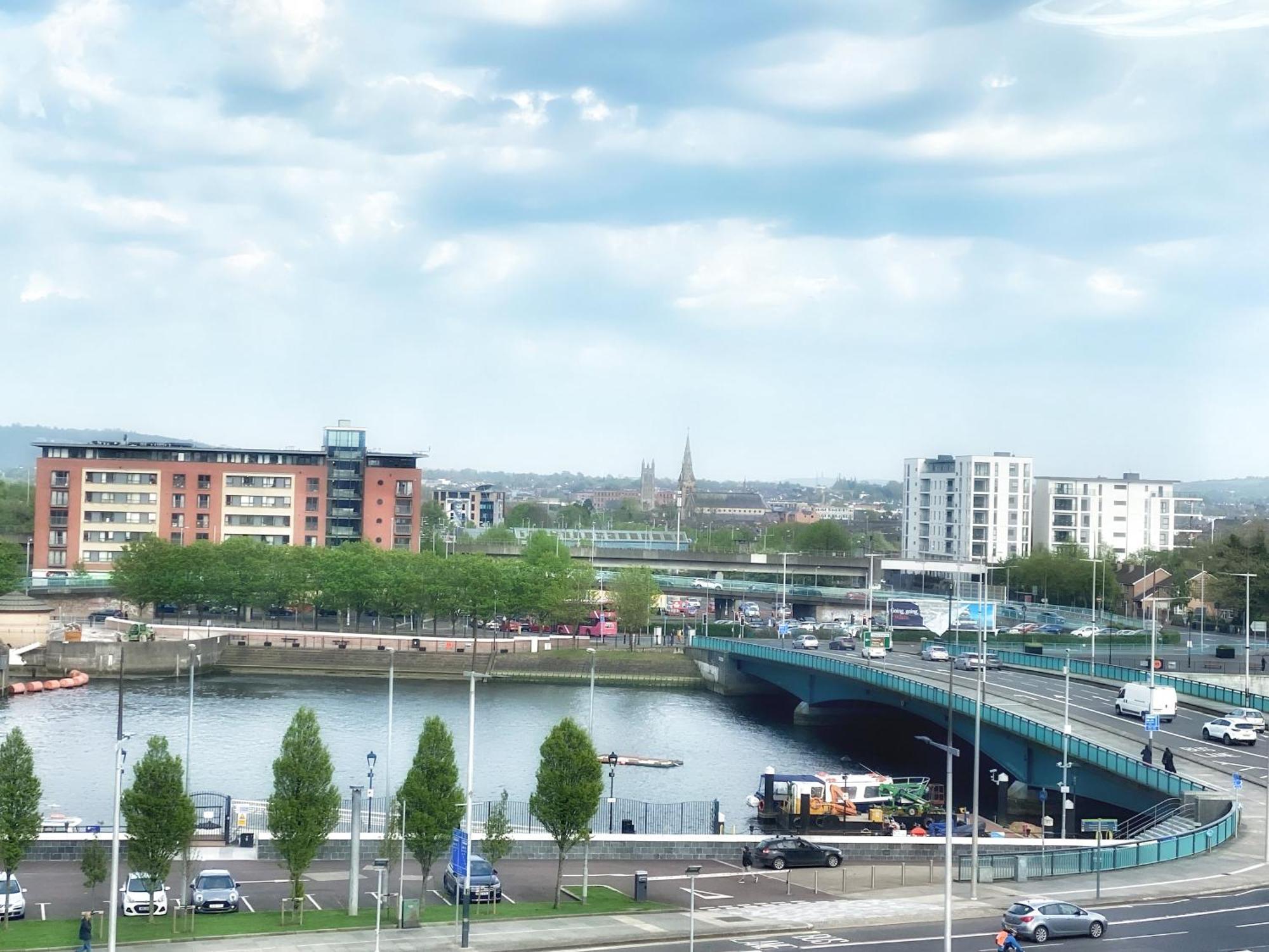 2 Bed City Centre Apt, Free Parking - Albert Clock, Customs House ベルファスト エクステリア 写真