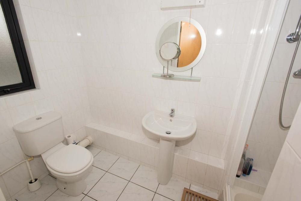 2 Bed City Centre Apt, Free Parking - Albert Clock, Customs House ベルファスト エクステリア 写真
